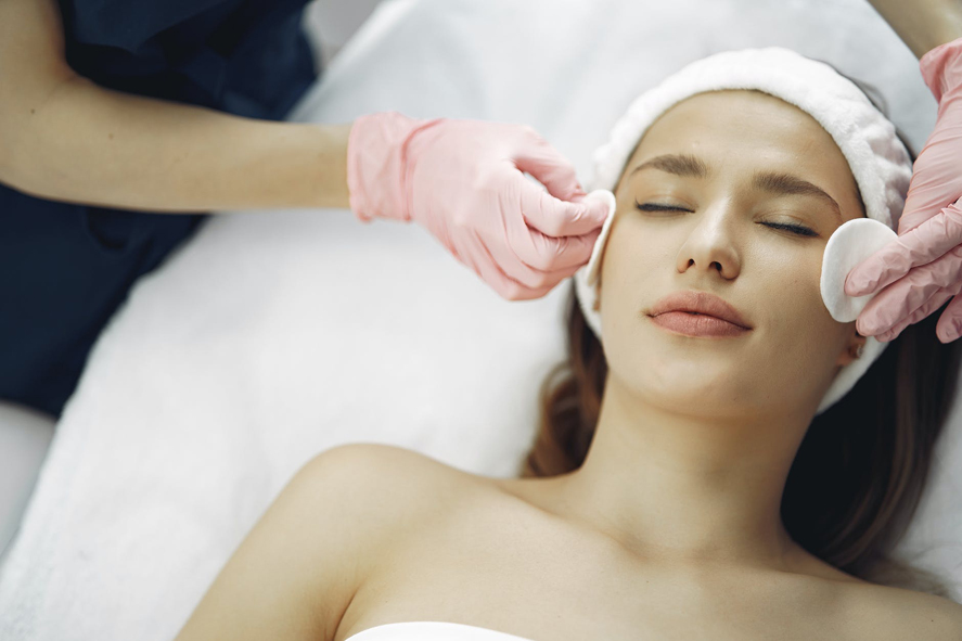 5 Telltale Signs That You Need Facial Treatment Now
